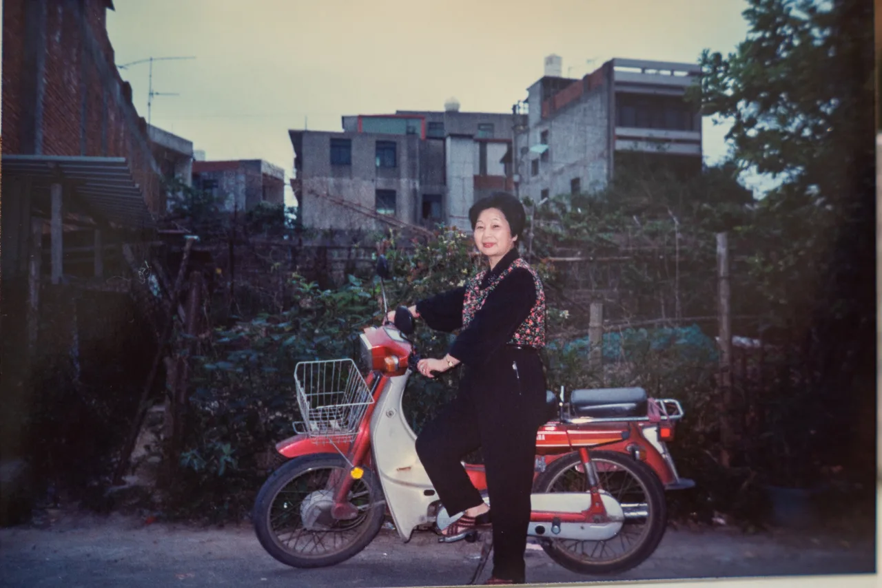 謝和枝與帶著孩子搬出來後，就騎著這台機車到工廠上班養家。翻攝畫面