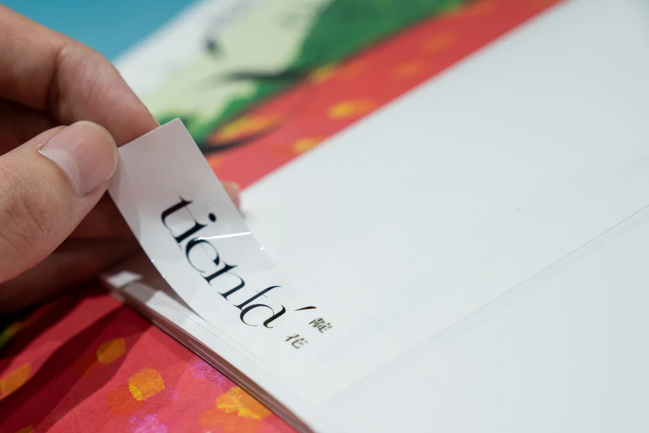 最新《靛花》季刊收錄知名設計師李君慈設計的「貼紙簿」。范修語攝
