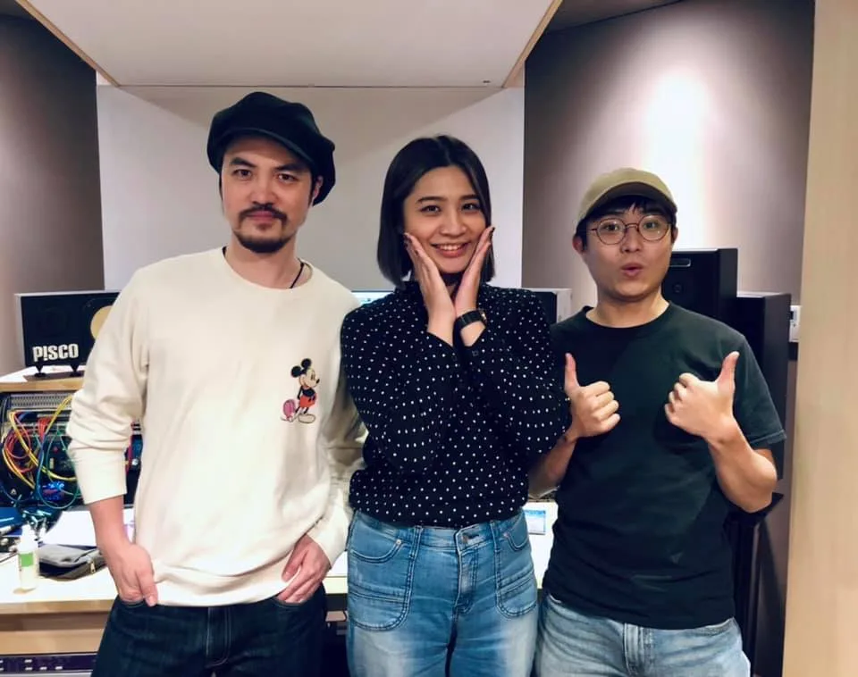 黃宇寒(中)與樂手老師們在錄音室趕製歌曲。翻攝黃宇寒臉書