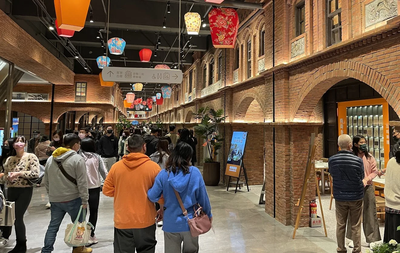 美食街餐廳仿湖口老街。莊勝鴻攝