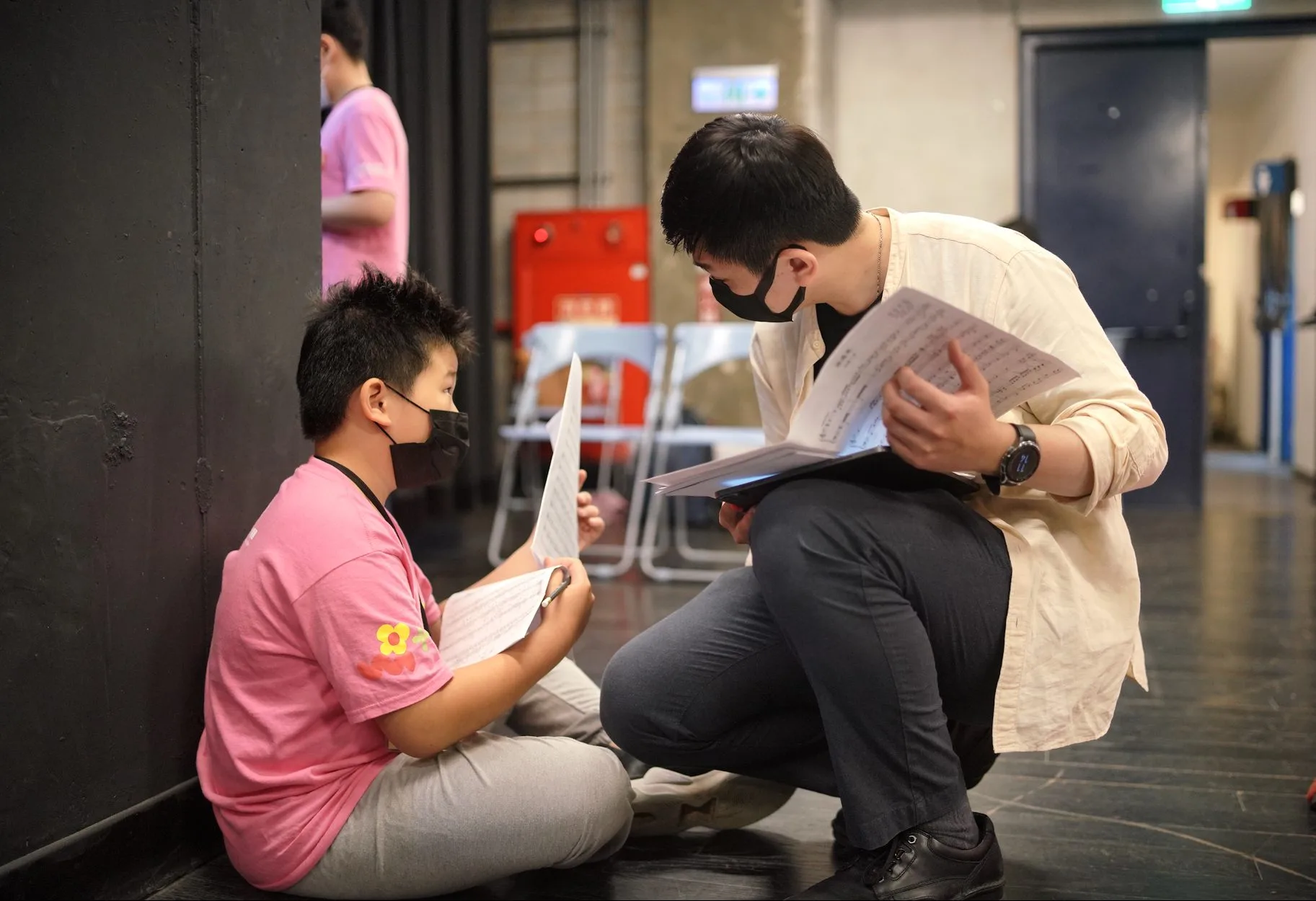 助教對新進孩童個別指導，徹底了解孩子疑惑之處。莊勝鴻攝