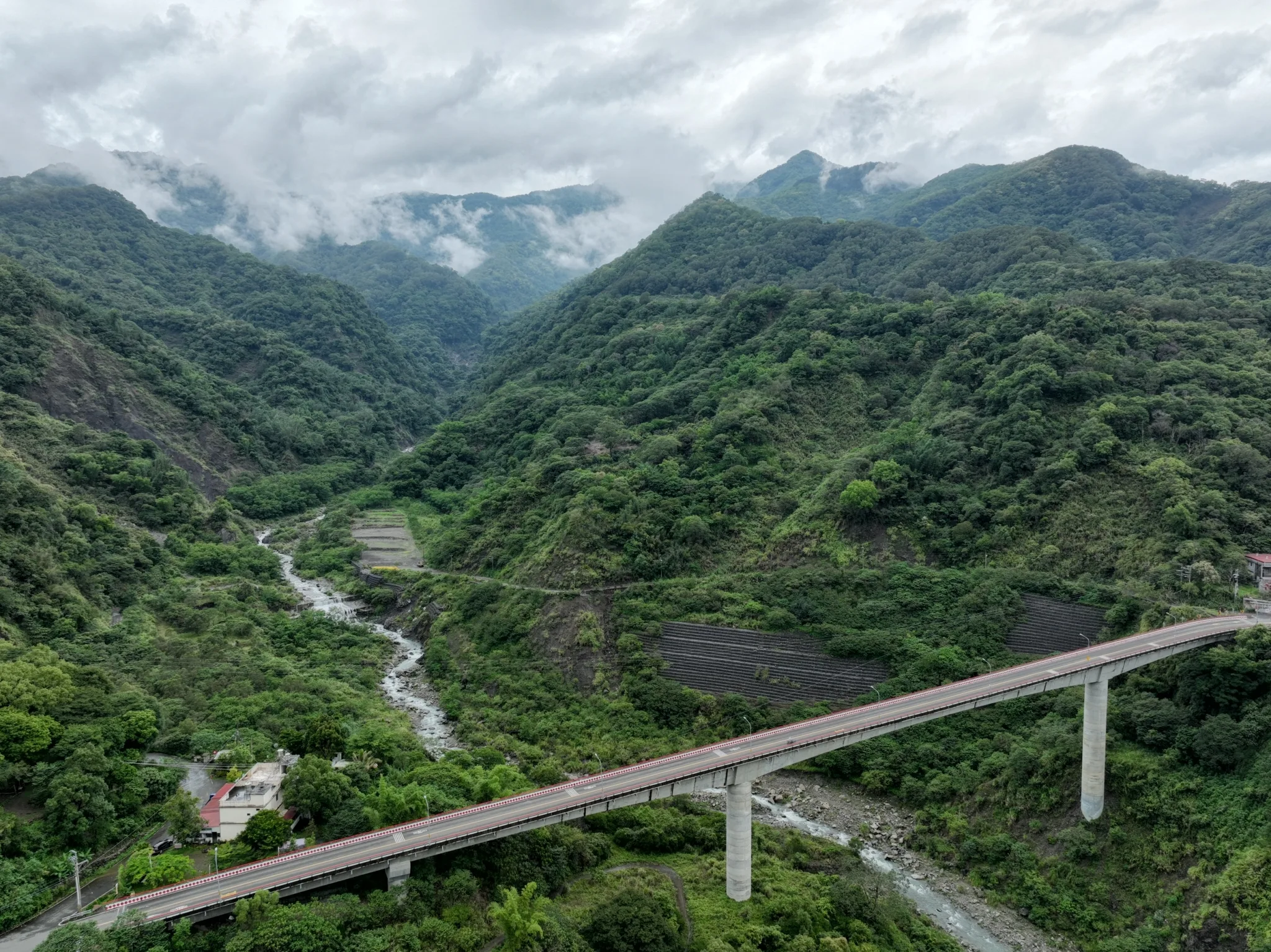 南橫公路空拍。宋佩遙攝