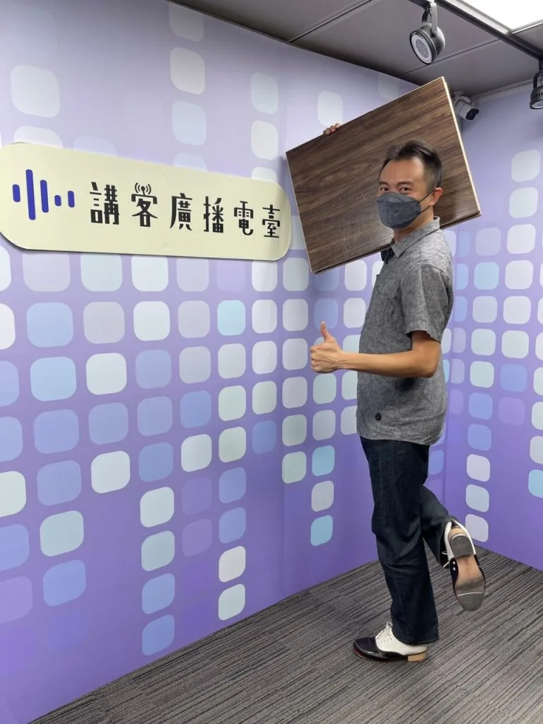 踢踏舞蹈家楊宗儒，向大家展示踢踏舞專用地板與舞鞋。宋佩遙攝