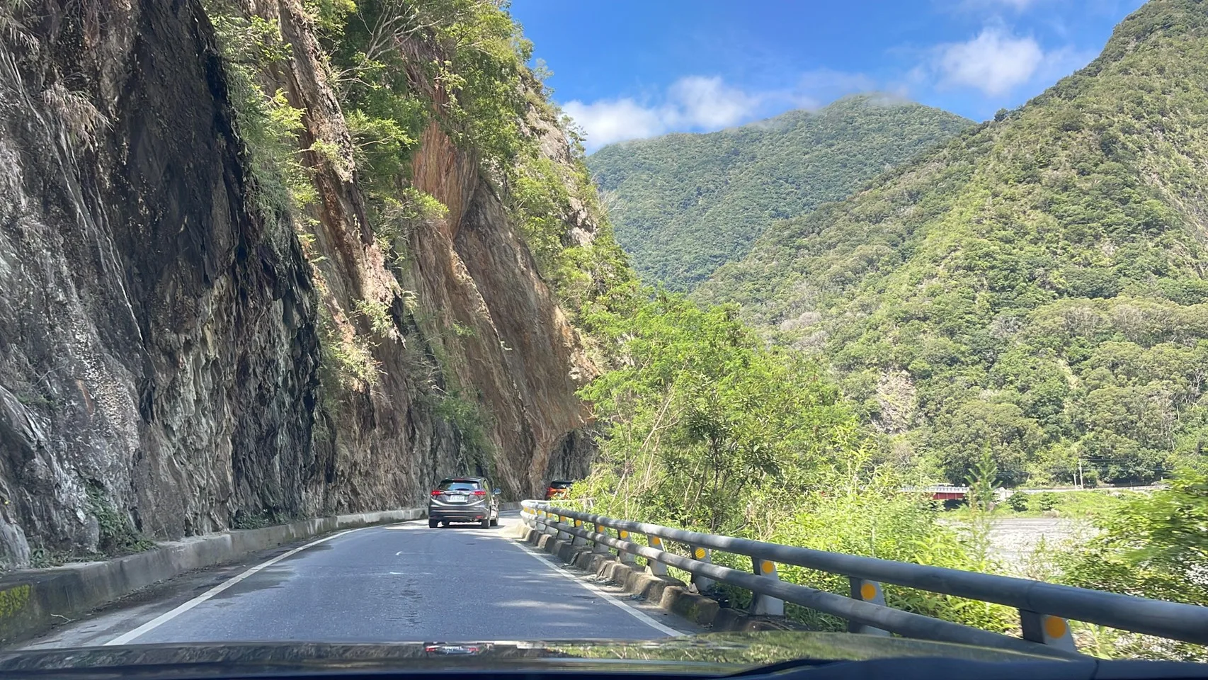 南橫公路往天龍飯店的路上。宋佩遙攝
