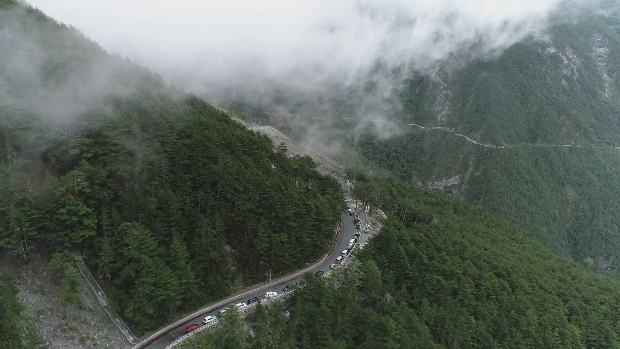 埡口空拍，感覺相當險峻。宋佩遙攝