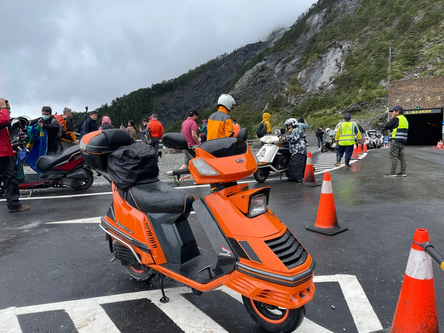 竟然有人騎名流上來。宋佩遙攝