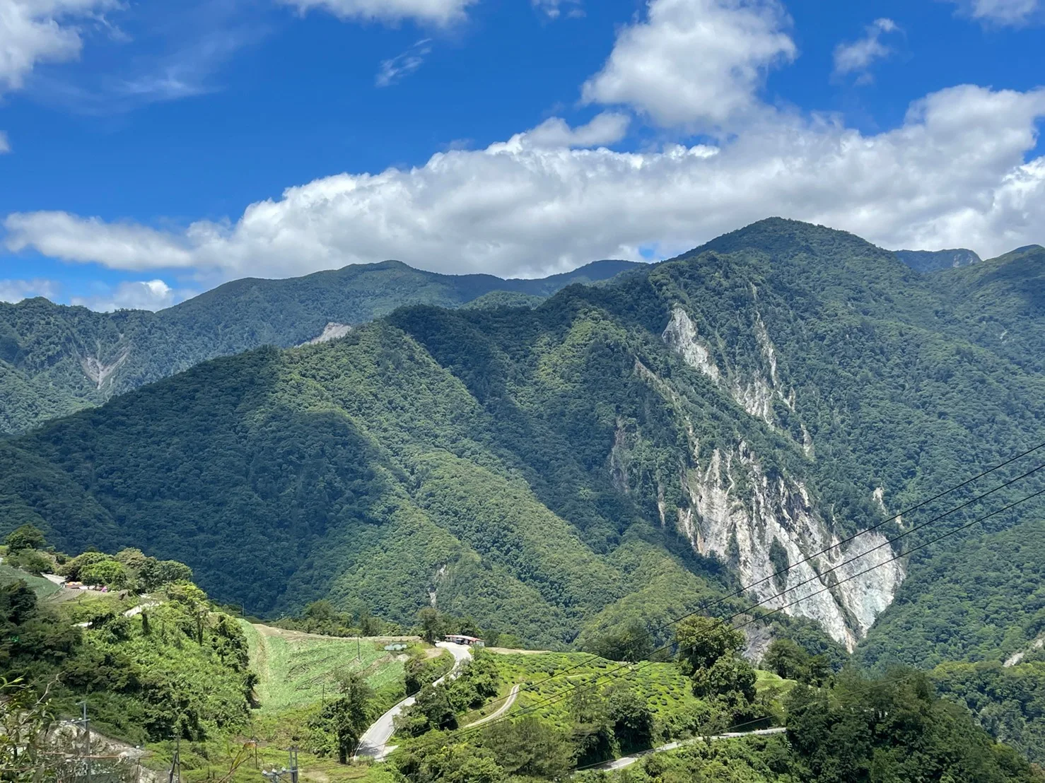 綿延的中央山脈，景色相當壯觀。宋佩遙攝