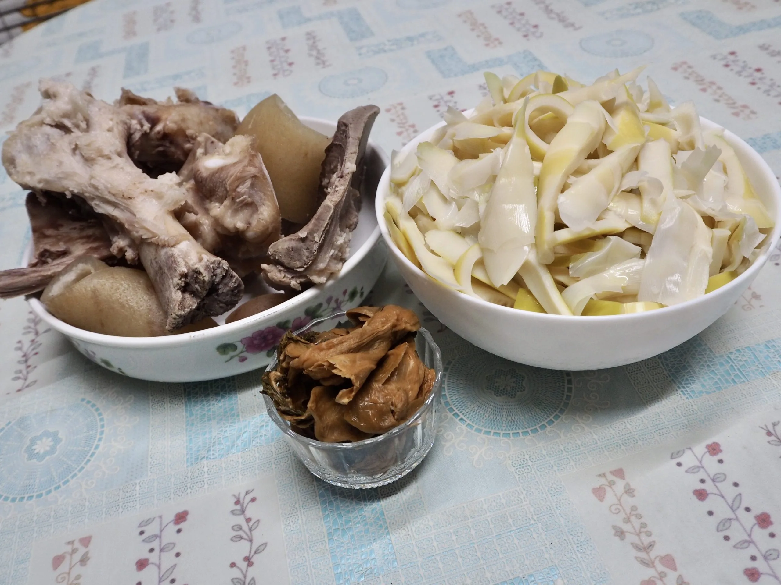 筍尖炆大骨備料。蕭秀琴攝