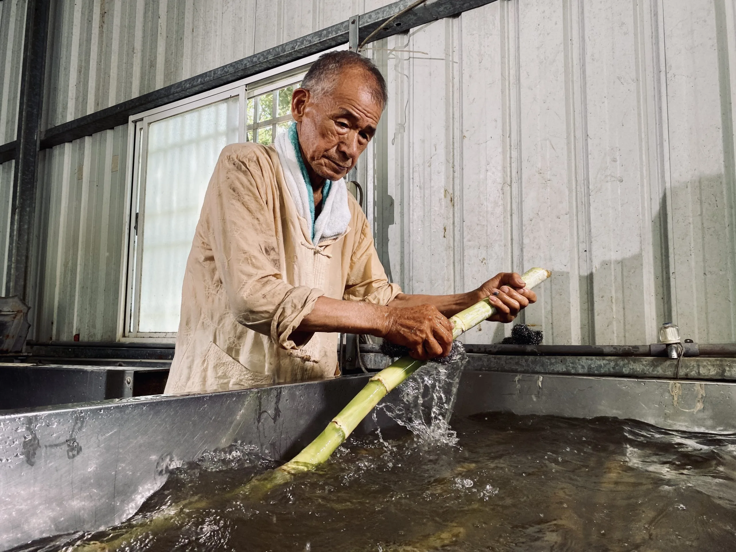 年屆80歲的劉昌盛師傅,22歲就在新竹寶山糖廠工作。圖/客傳會。