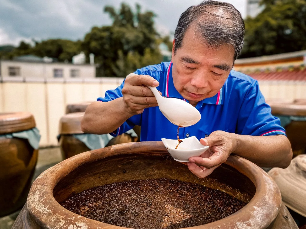 因為母親洗腎，為了讓減少母親身體負擔，李日興開始研究天然無化學添加的醬油怎麼做。資料照片