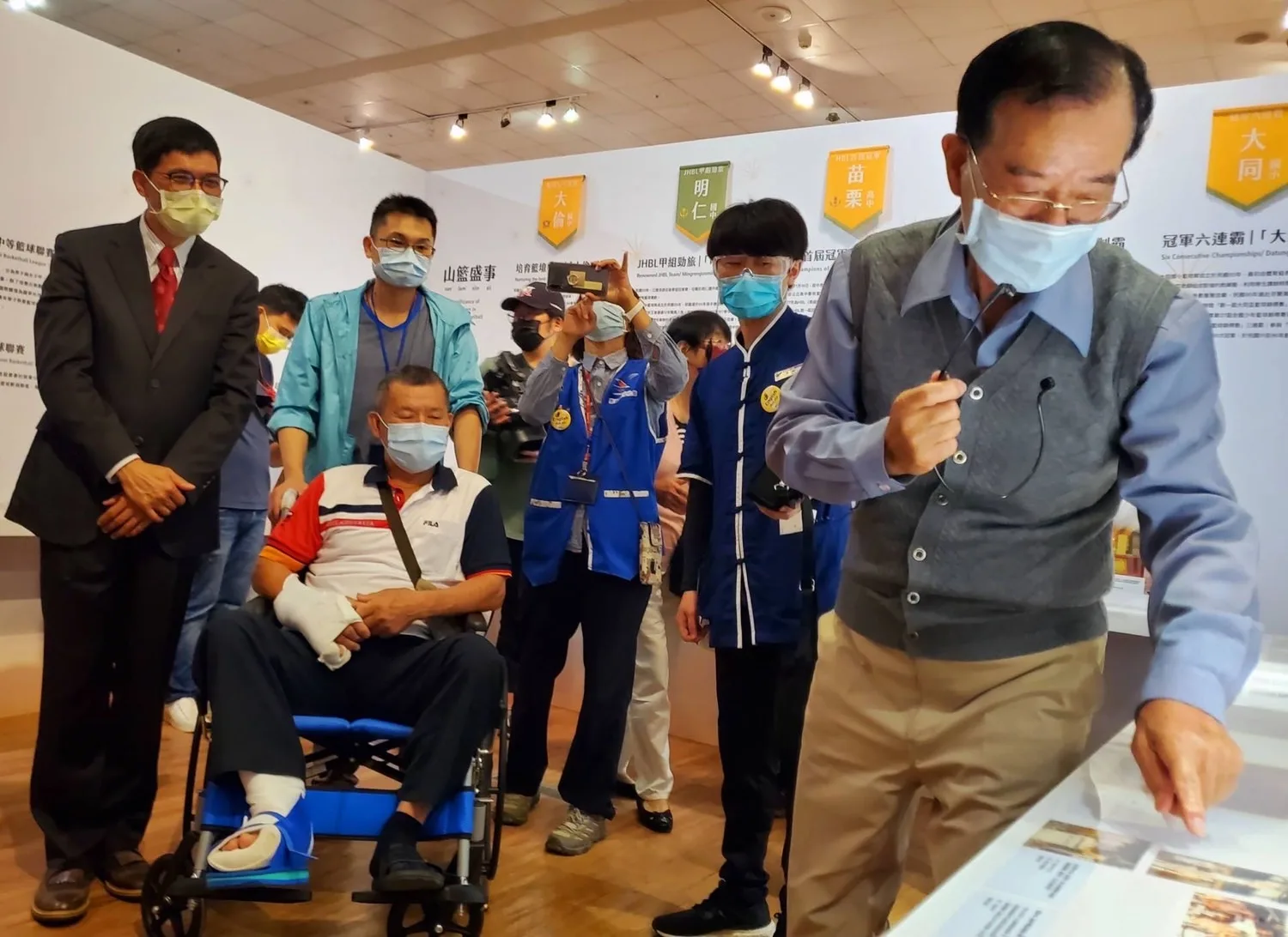 陳雲錦老師(右)回顧當時的訓練故事,李建瑞教練(中,坐著),何金樑主任(左)。客發中心提供