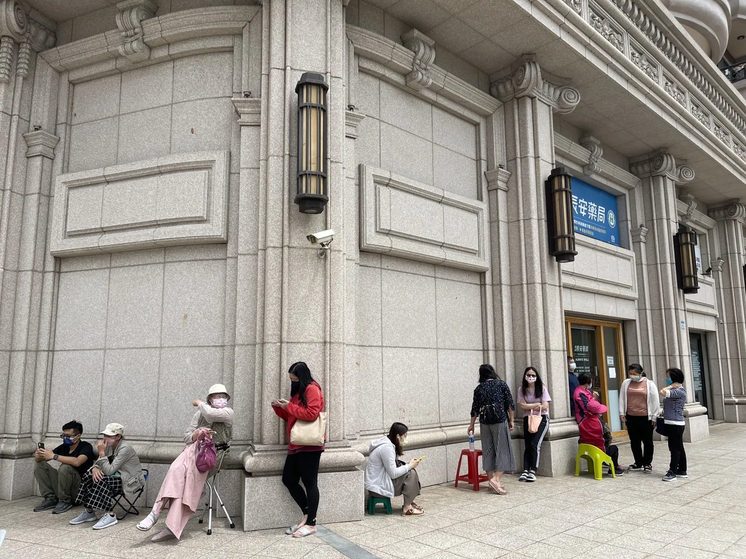 藥局仍有快篩實名制排隊人潮。宋佩遙攝