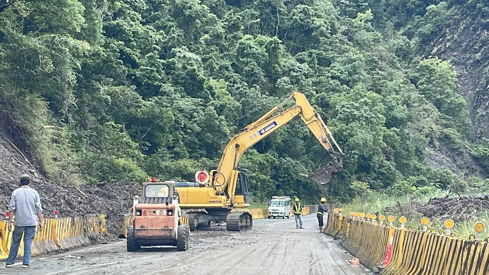 南橫路上仍有不少大型機具施工中。王湘仁攝