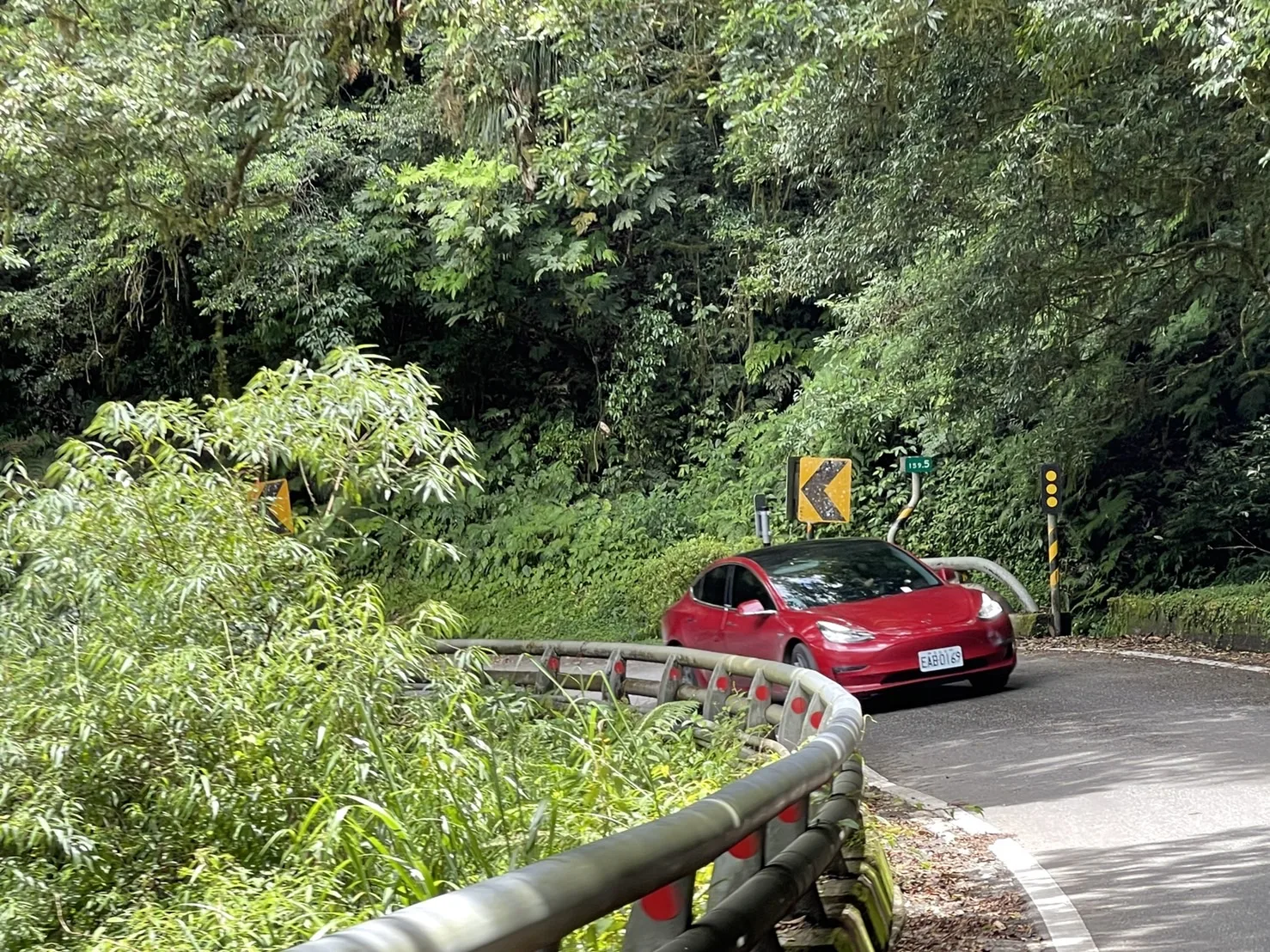 許多遊客也上山，一輛特斯拉尾隨在講客號後面。宋佩遙攝