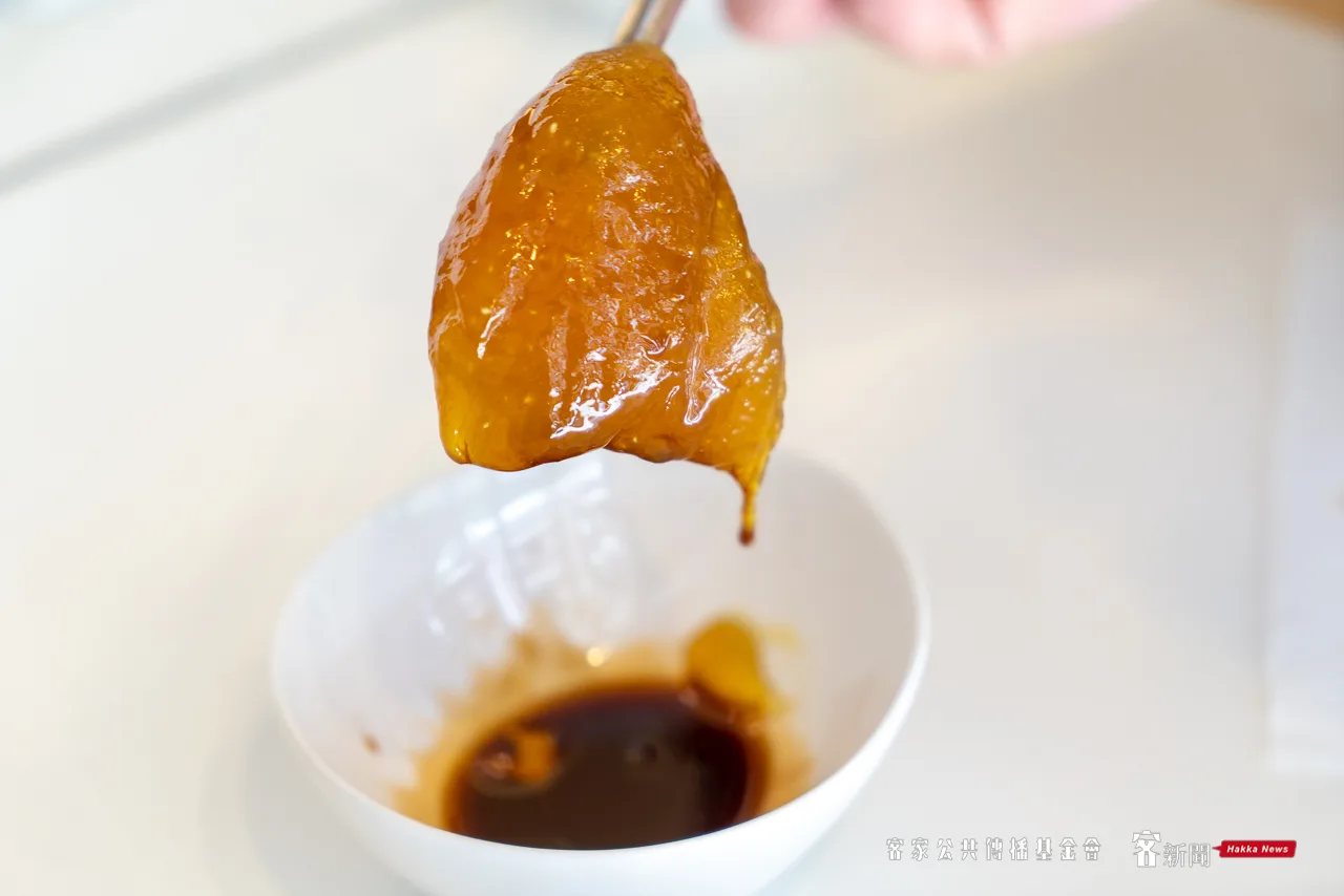 中壢精緻米食店櫻饌坊所販售的鹼粽,附贈特調紅糖醬汁。范修語攝
