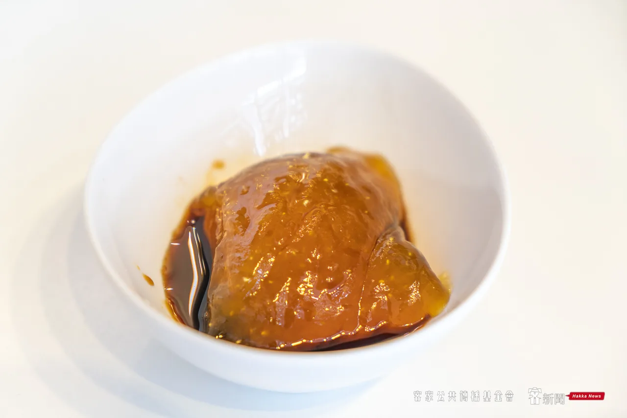 中壢精緻米食店櫻饌坊所販售的鹼粽,附贈特調紅糖醬汁。范修語攝