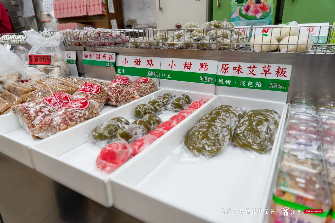 中壢客家名店劉媽媽菜包販售客家肉粽與各式甜點、粄食。范修語攝