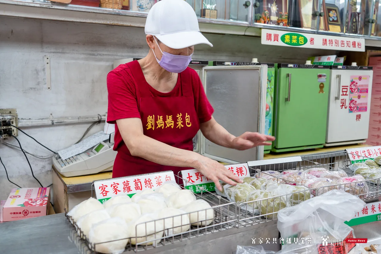 中壢客家菜包劉媽媽菜包名店,熱心介紹各種客家粄食。范修語攝