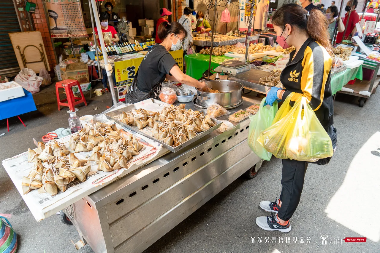 中壢新明市場內販售各種粽子,肉粽、鹼粽、粄粽、南北粽,一應具全。范修語攝