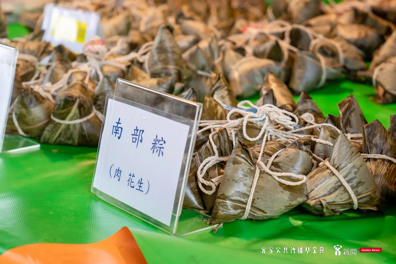 中壢新明市場內販售各種粽子,肉粽、鹼粽、粄粽、南部及北部客家粽,市場的攤販表示,南部客家粽都有包花生。范修語攝