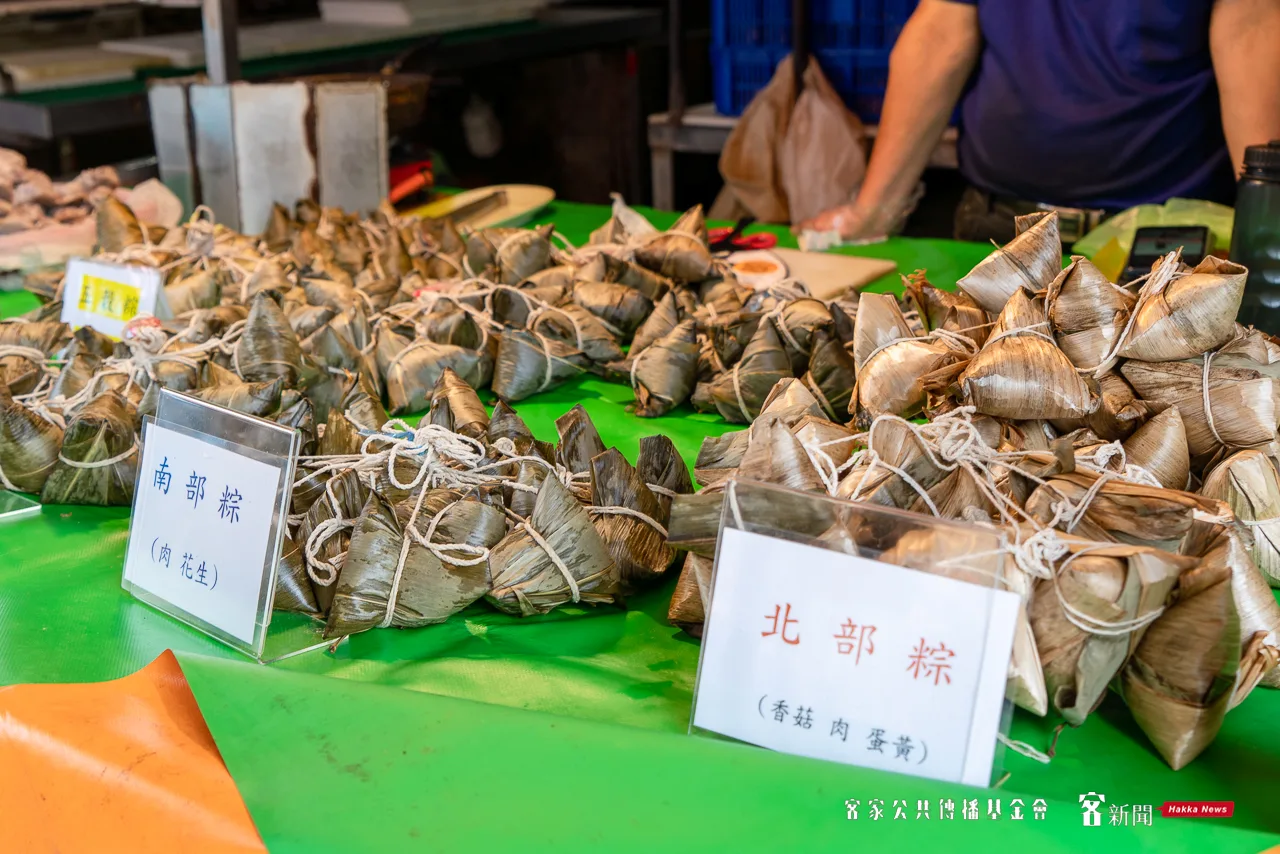 中壢新明市場內販售各種粽子,肉粽、鹼粽、粄粽、南北粽,市場攤販表示,北部客家粽一定有包客家菜脯。范修語攝