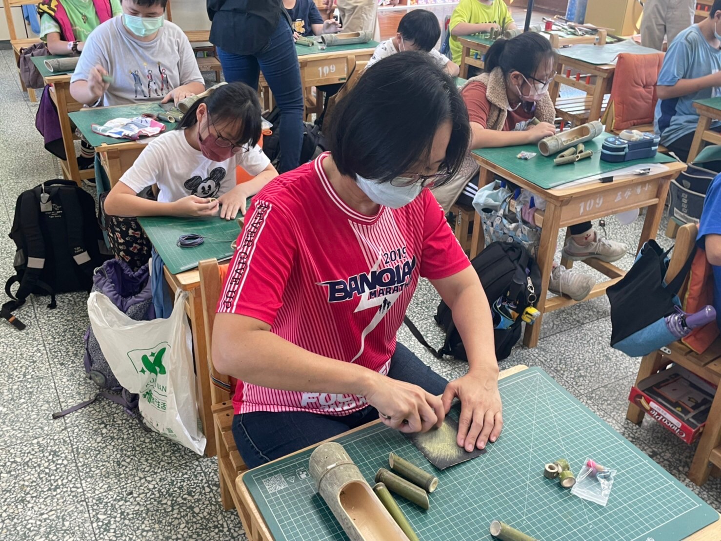 五寮國小蔡錦柳校長共創教學。新北市客家局提供。