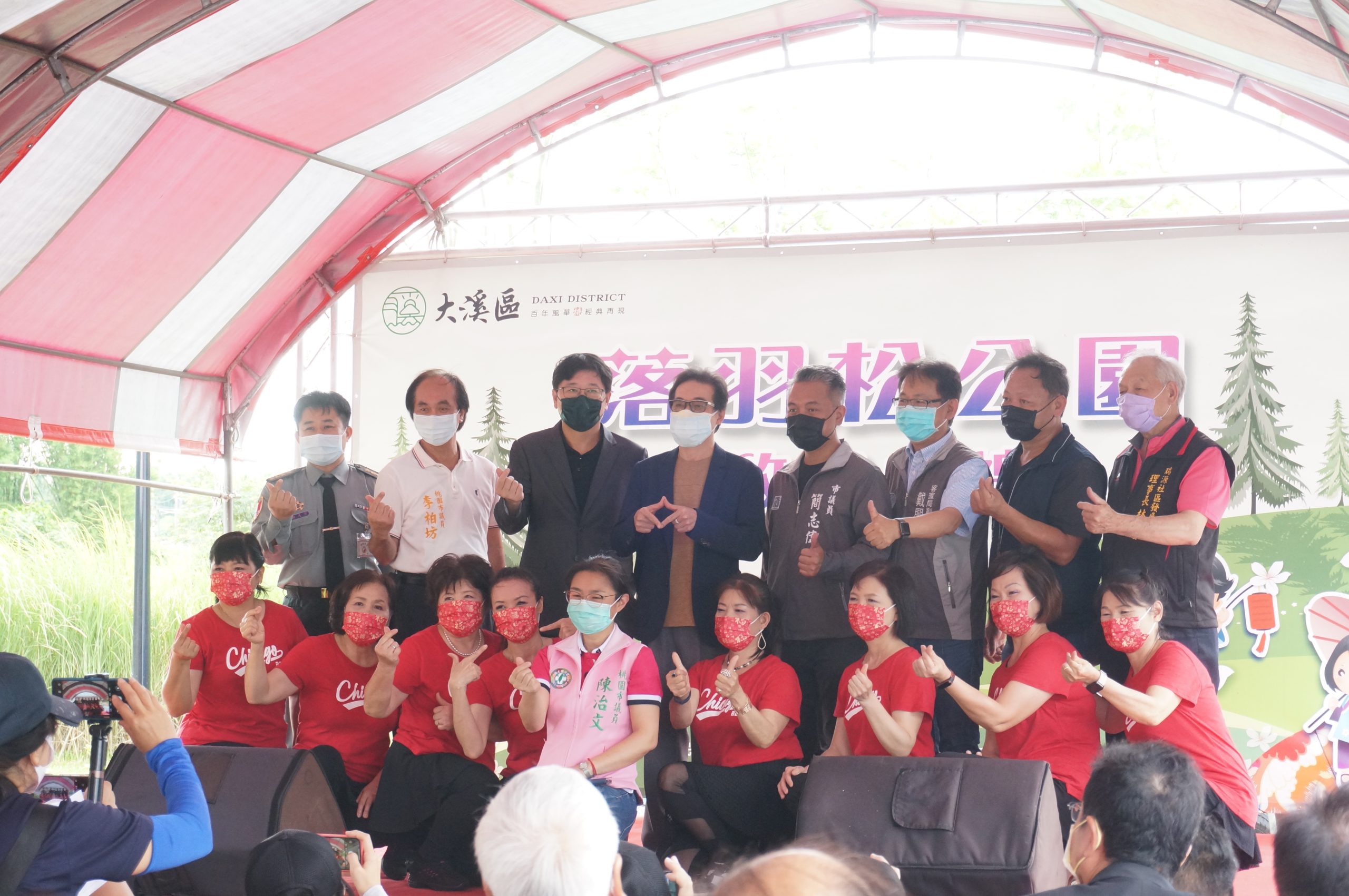 客委會副主委鍾孔炤與現場來賓、瑞源社區表演者們合影。客委會提供