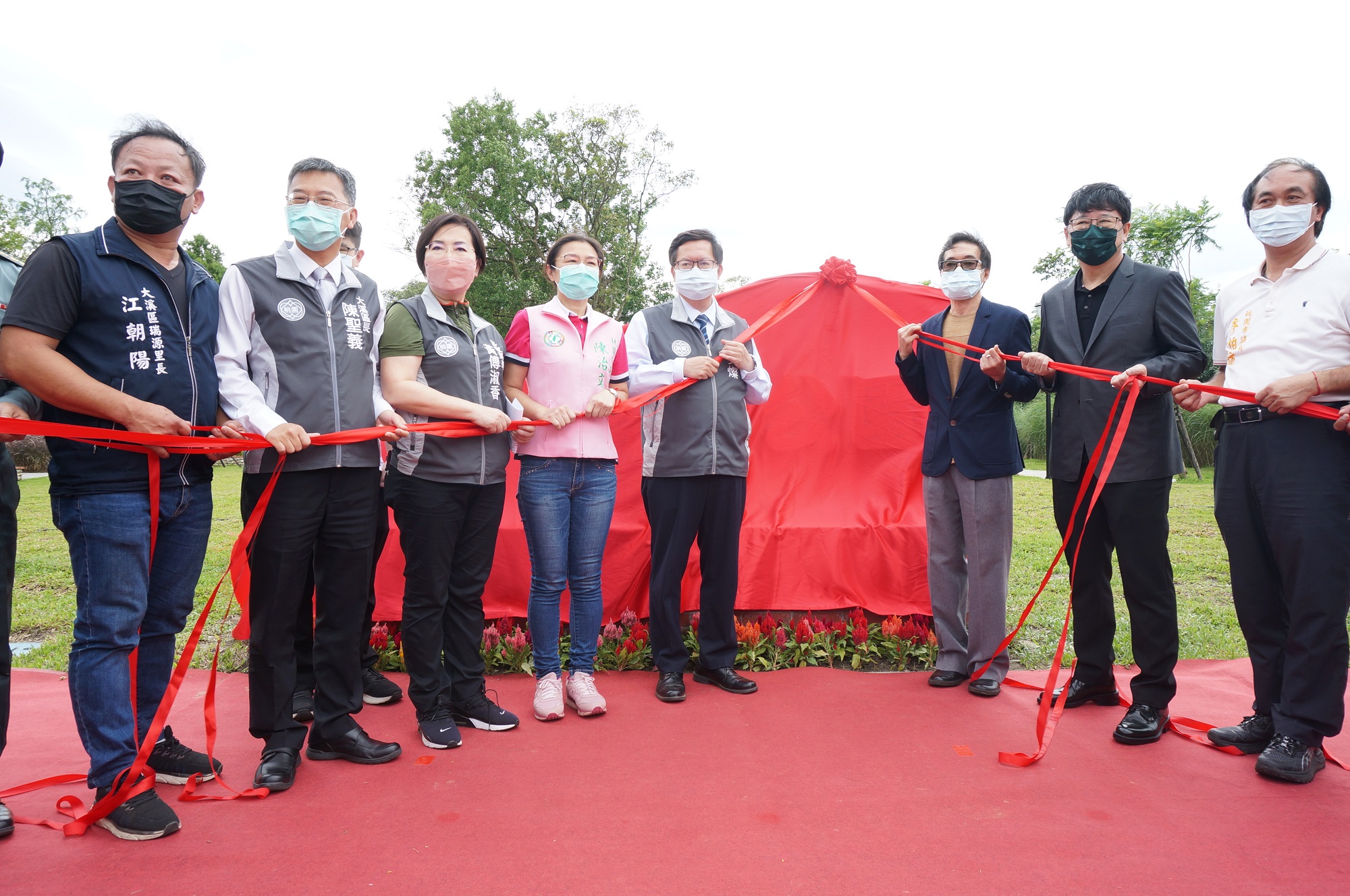 桃園市長鄭文燦與客委會副主委鍾孔炤及現場來賓一同揭開紅布,象徵落羽松公園正式啟用。客委會提供
