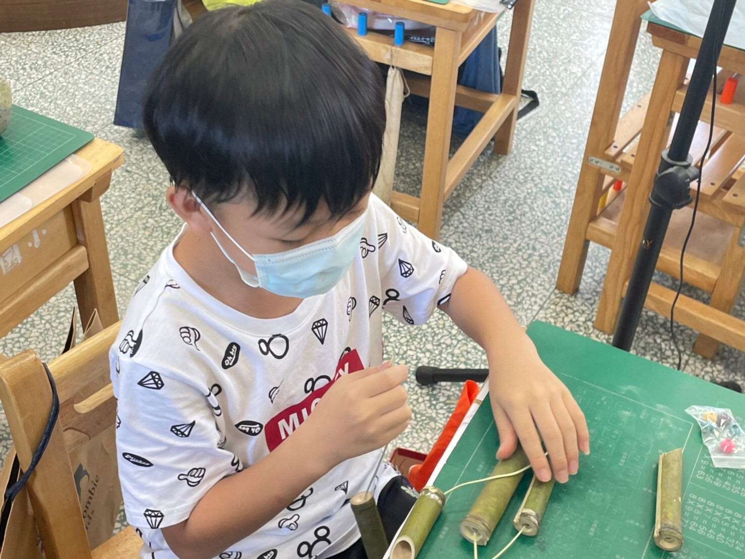 學生從做中學認識在地創生DNA。新北市客家局提供。