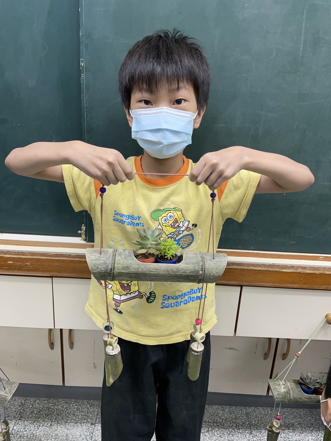 學生製作竹藝盆栽成品。新北市客家局提供。