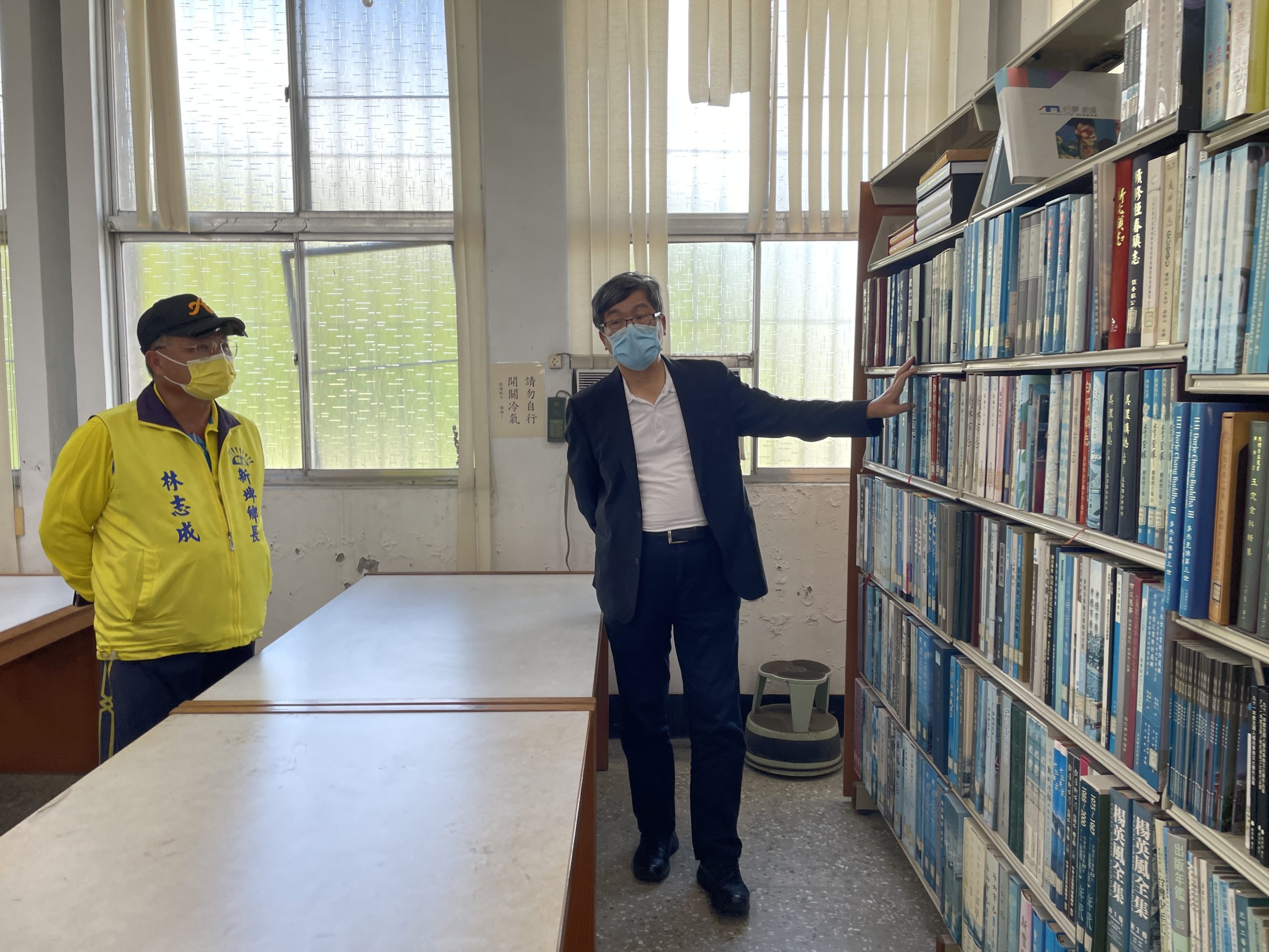 客委會楊長鎮主委現勘新埤鄉立圖書館。