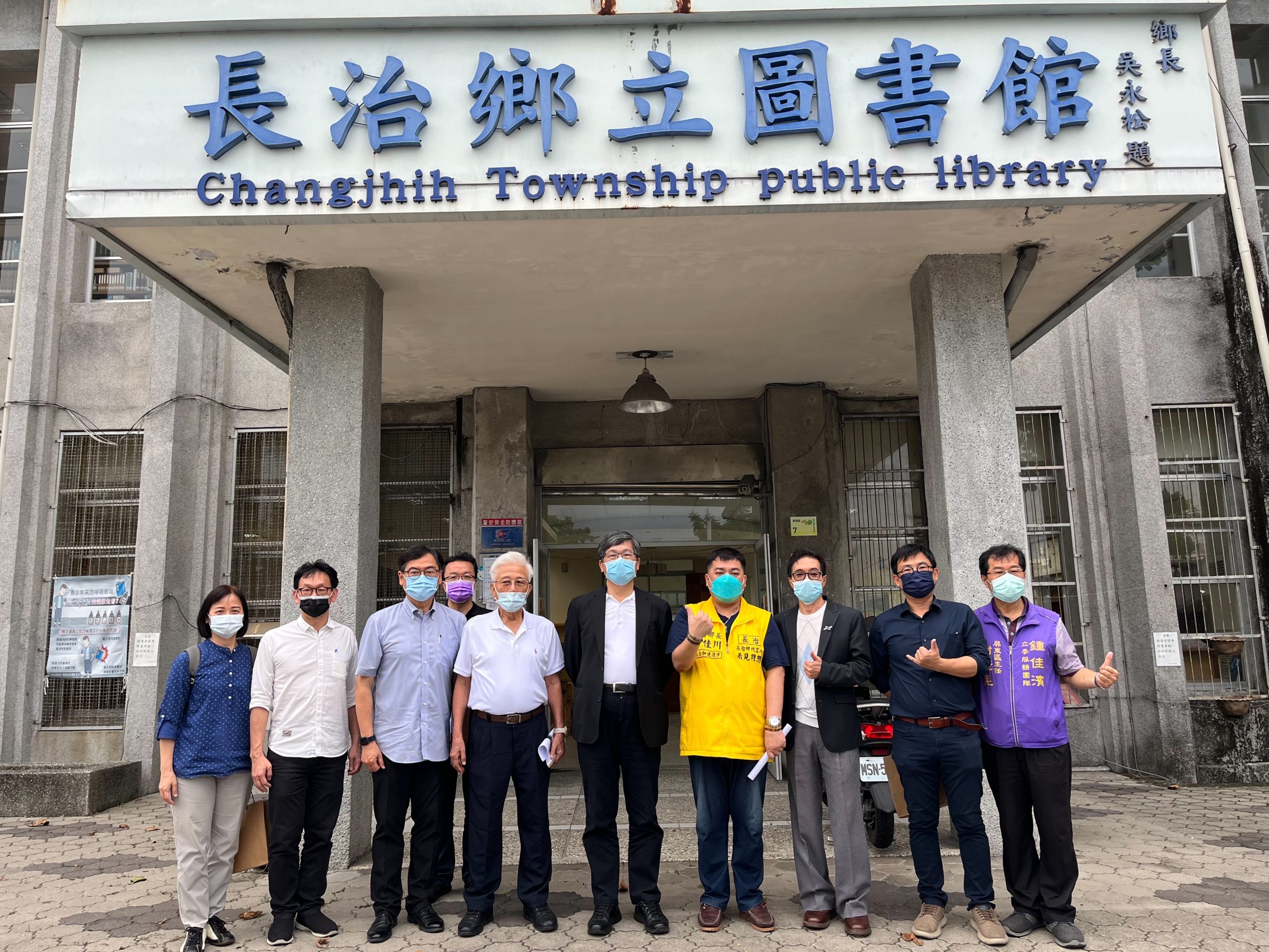 客委會楊長鎮主委現勘長治鄉立圖書館。