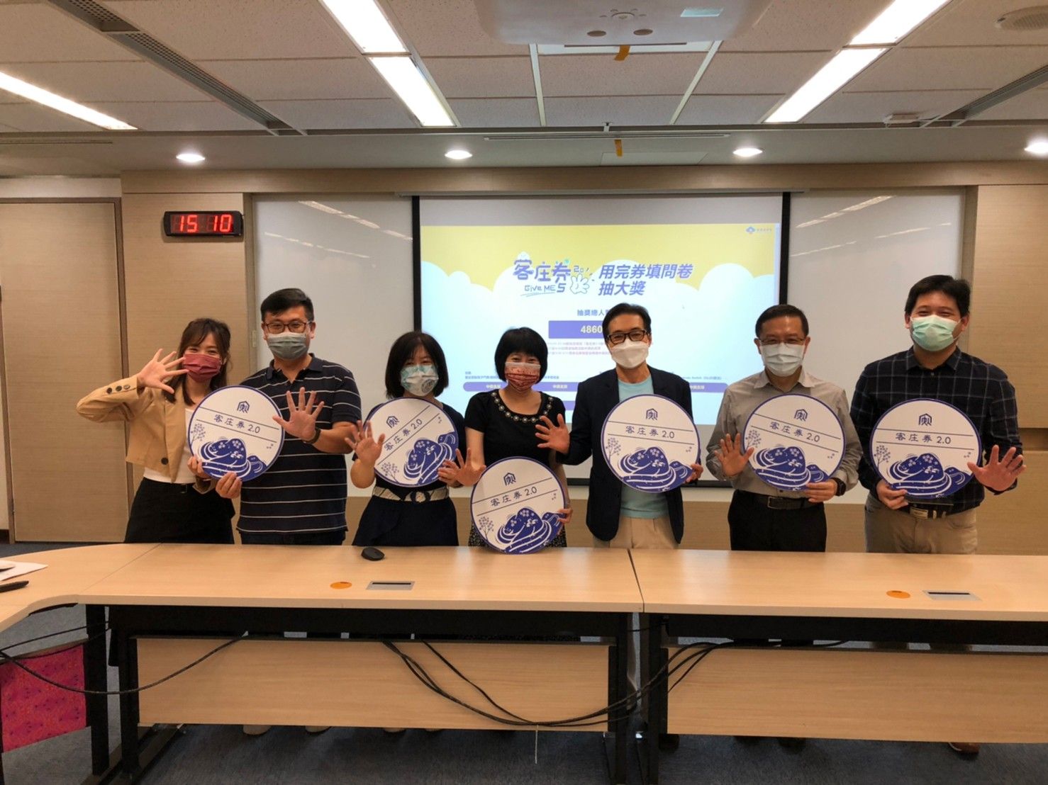 今日客家委員會副主委鍾孔炤（右三）抽出出來iPhone13還有500個獎項，這些得獎名單，會6月16日公布在「客庄券2.0」活動官網(www.hakka500.tw)還有客委會臉書上。