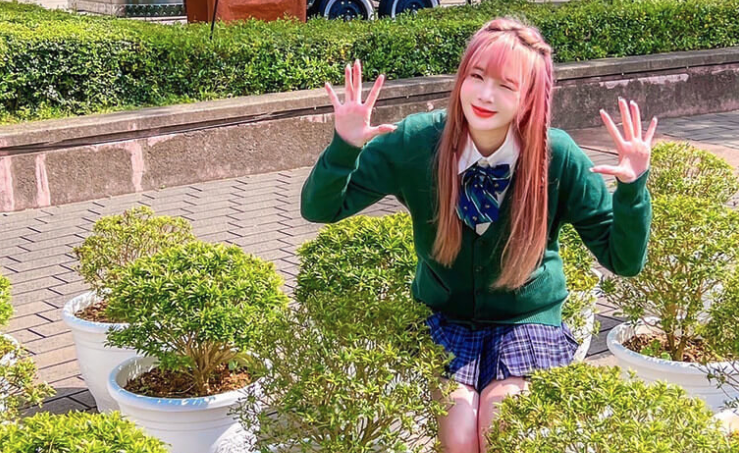六福村推制服短裙優惠,引發物化女性議論。六福村提供