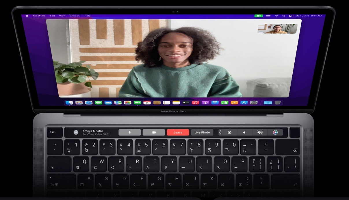 新款MacBook Pro 筆電仍保留Touch Bar設計。翻攝蘋果官網
