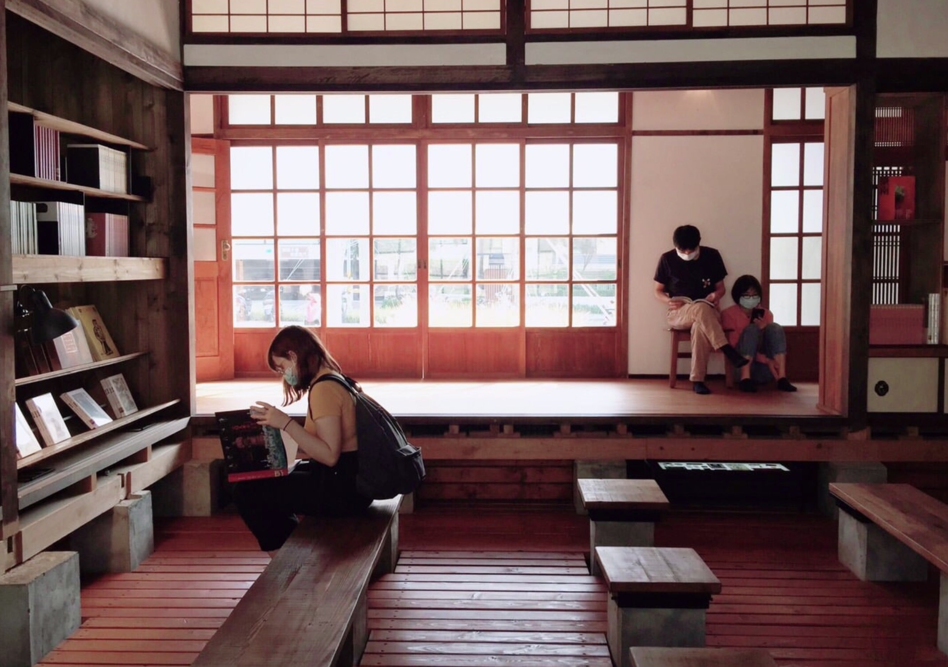 眷村主題館—敝墟書店有主題書展、泡書區、視聽室、選物推薦、藝術家創作展等數個藝文角落，以藝文書香結合場域，營造園區知性氛圍。翻攝水交社文化園區官網