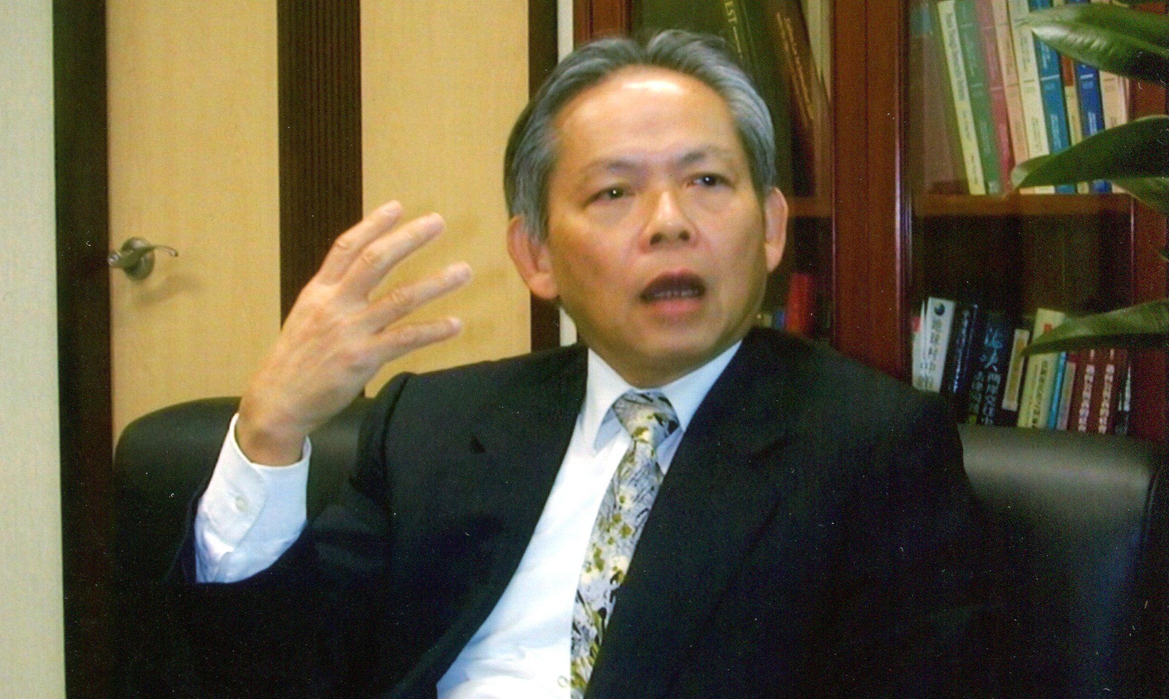 范光群是在台兄弟中唯一參政者，圖為他出任首任客家委員會會主委，接受採訪。何來美攝