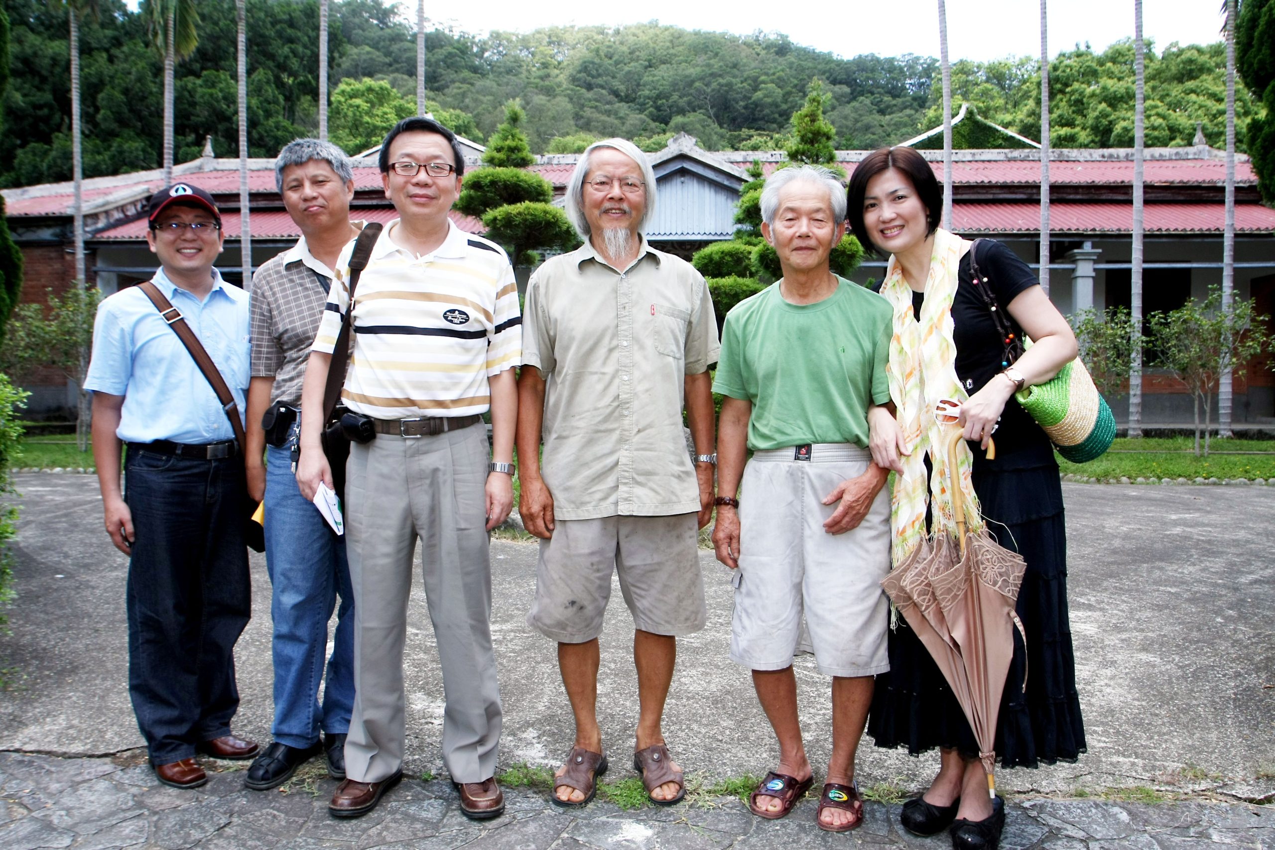 2009年到關西范朝燈故居採訪「十子登科」故事，與范家老五范光銘（右二）、老八范光棣（右三）合影。徐兆玄攝