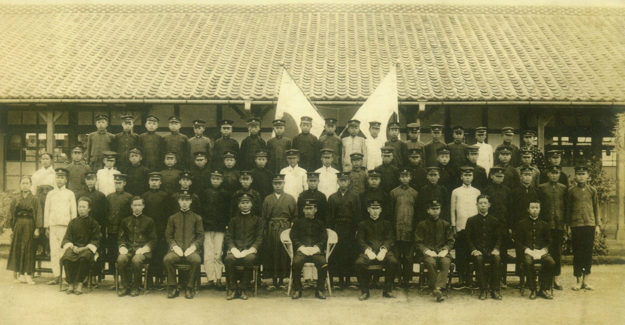 1921年四湖公學校首屆畢業生，女生只有劉丙妹、陳長妹（二、三排左一）。西湖國小提供