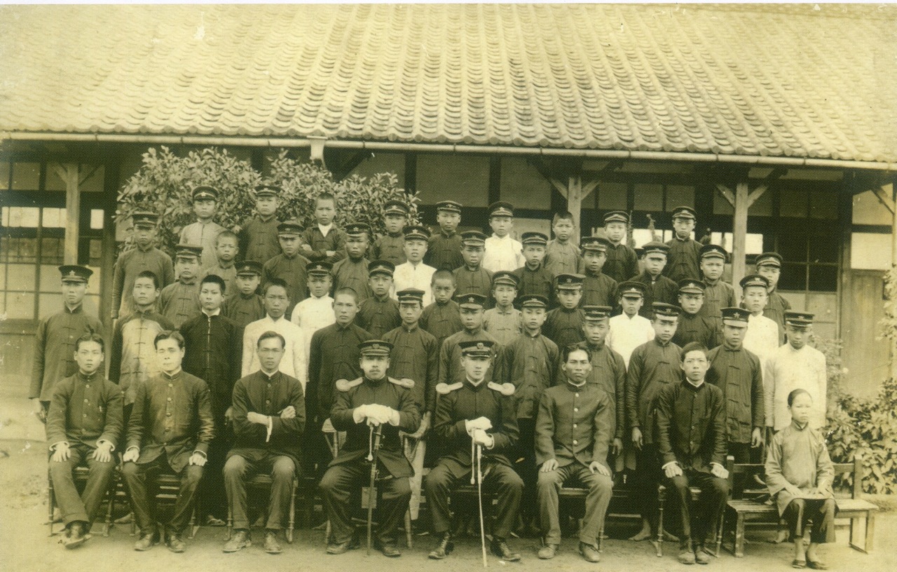 1922年四湖公學校第二屆畢業生，女生只有徐琳妹（前排右一），萬綠叢中一點紅。西湖國小提供