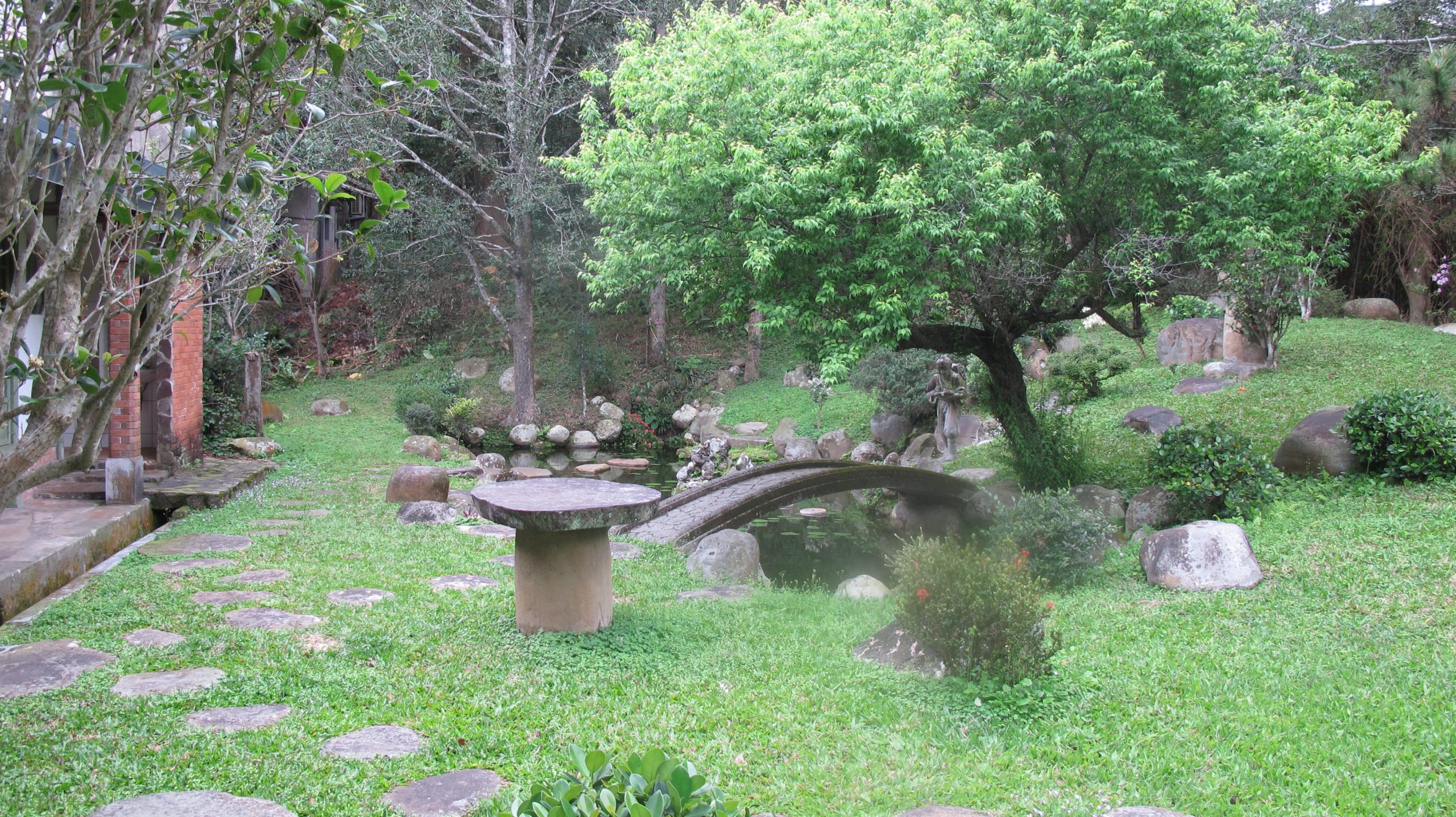范朝燈故居庭園一角，內有日本苦學者二宮尊德石像。何來美攝