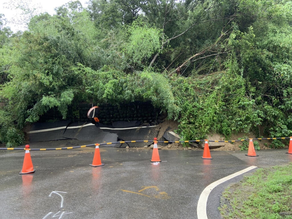 苗栗縣造橋鄉平興村苗12線道路9日疑因大雨沖刷山坡土石鬆動造成走山，大片樹林和土石滑落到馬路，苗栗縣警察局竹南分局獲報已派員擺放交通錐等交通管制設備，10日上午僅開放單線雙向通行。圖/中央社（民眾提供）
