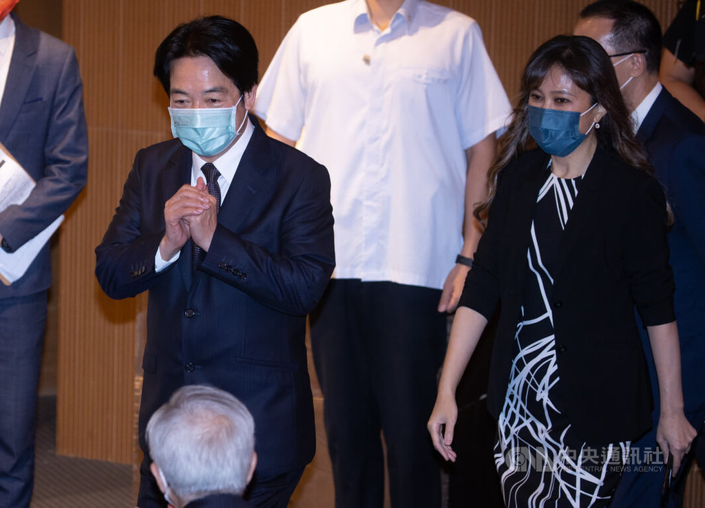 副總統賴清德(左)28日下午在台北出席總統府發言人Kolas Yotaka(谷辣斯.尤達卡)(右)新書發表會,進場時向現場與會者拱手致意。中央社