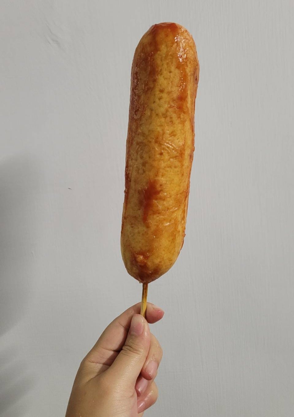 一般便利店賣的熱狗裹上麵粉油炸，在苗栗一些鄉鎮稱為「大熱狗」。胡祺梓攝