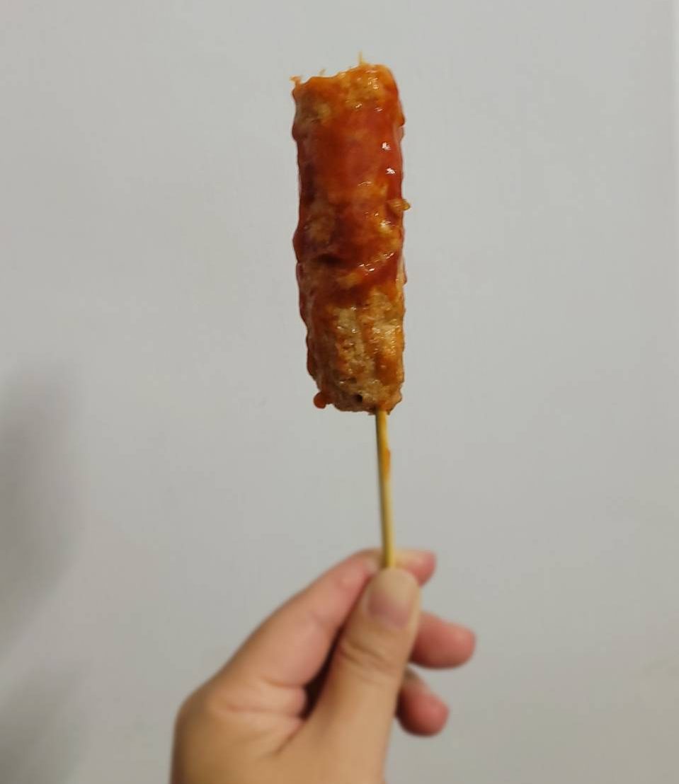 這狀似黑輪的食物，在苗栗一些鄉鎮稱之為「熱狗」。胡祺梓攝