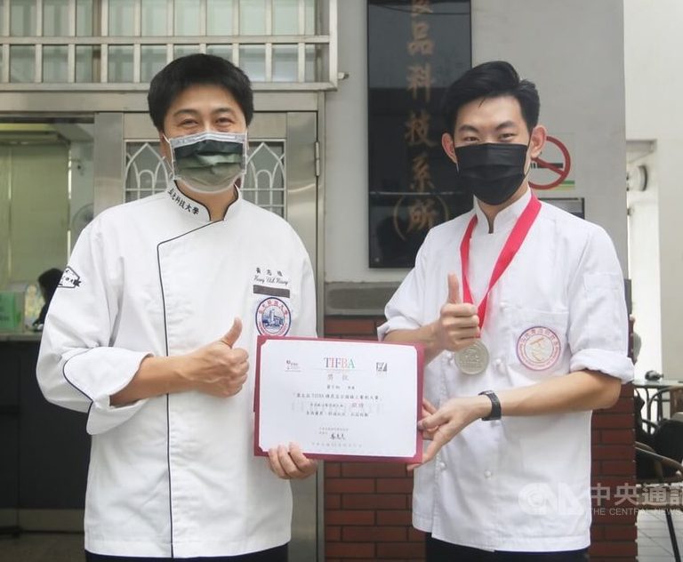 弘光科技大學食品科技系學生蕭宇翔(右)在老師黃志雄(左)指導下參加全國線上餐飲大賽,奪中式點心製作展示組銀牌。中央社