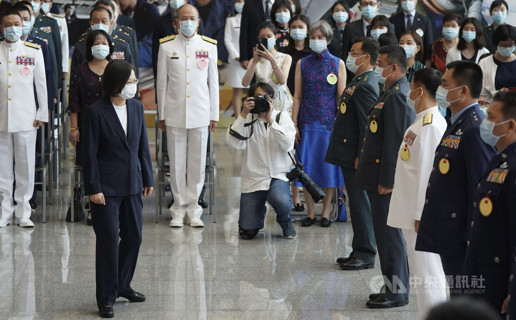 國防部28日上午在國防部博愛樓迎賓大廳舉行「111年上半年陸海空軍晉任將官勗勉典禮」,總統蔡英文(前左)出席。中央社