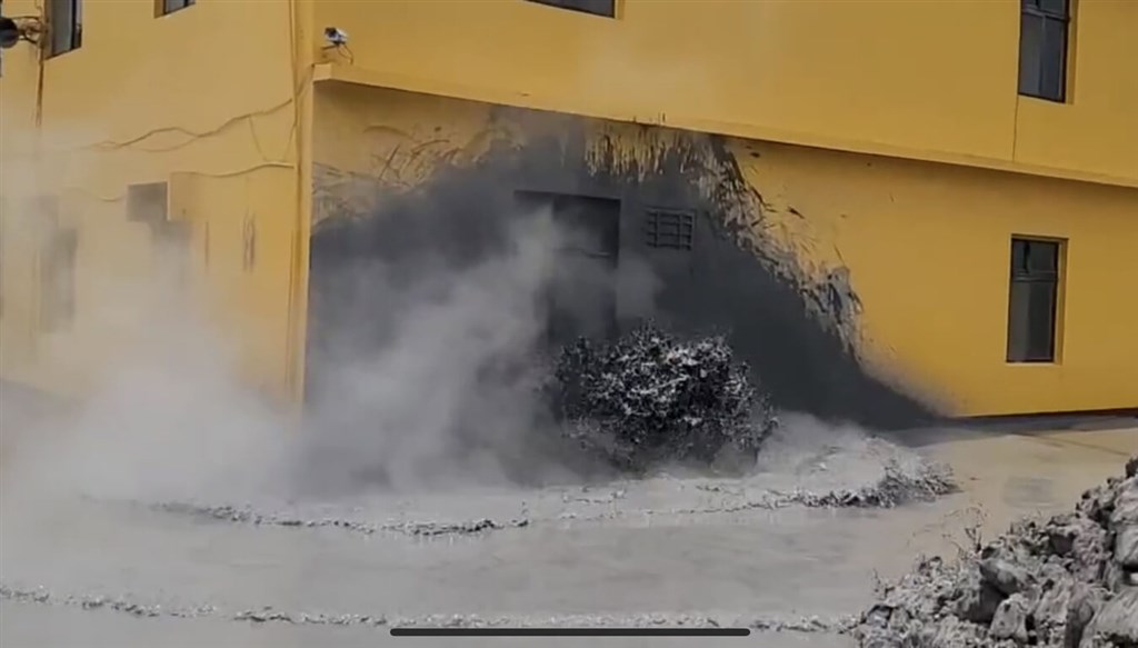 屏東萬丹泥火山28日上午又在灣內村2處地點噴發,其中一處為皇源聖殿屋牆旁,滾滾泥漿不斷湧出,將建物黃牆染上灰色。中央社