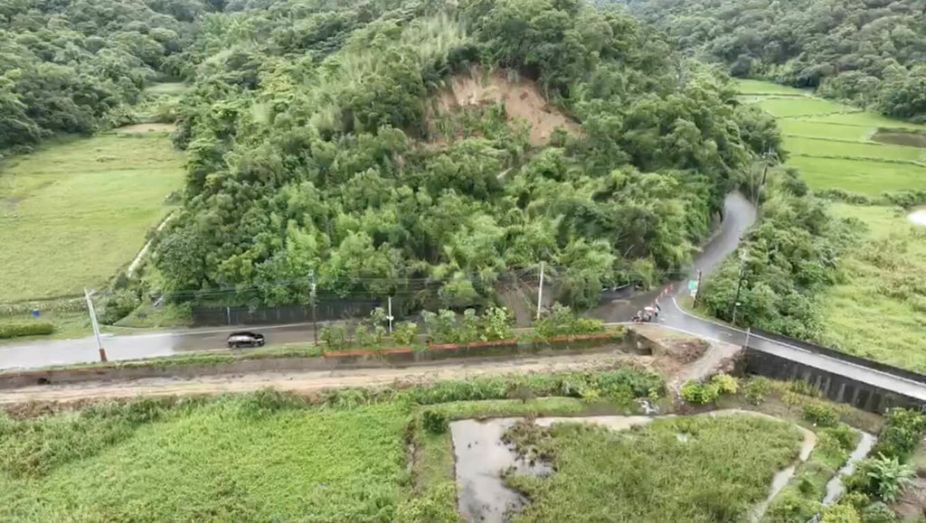 空拍照／客庄苗栗造橋走山　路面斷裂怵目驚心