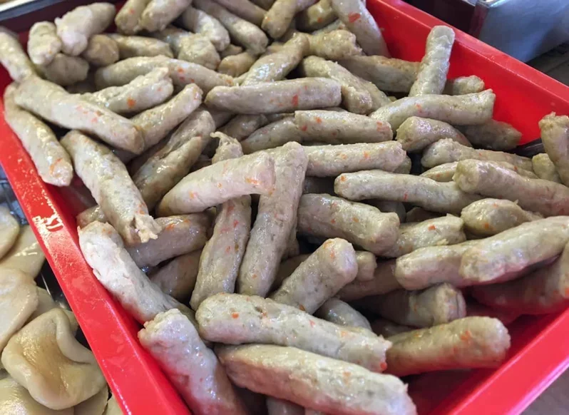 苗栗熱狗未下鍋前，有苗栗人指雖然形狀與「黑輪」類似，但製作的食材有差異。圖／翻攝「苗栗大小事」社團